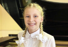 Єлизавета Кійовська грає на фортепіано