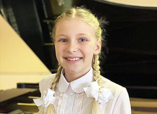 Єлизавета Кійовська грає на фортепіано