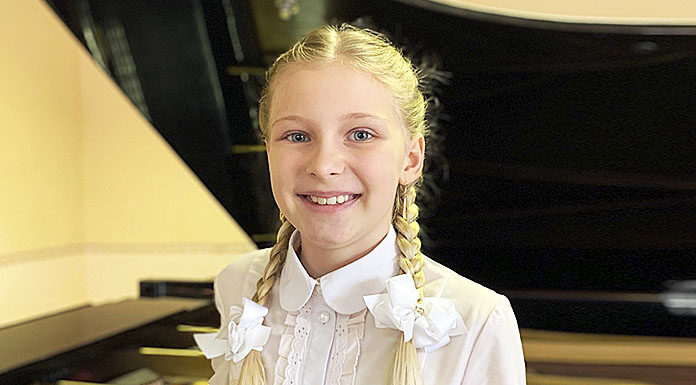 Єлизавета Кійовська грає на фортепіано